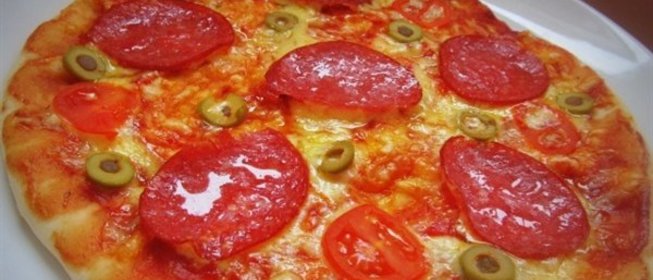 Пицца с томатами и сервелатом + фокача с чили и каперсами