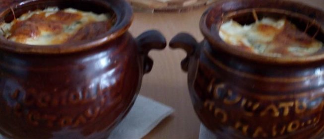 Грибное рагу с картофелем в горшочках