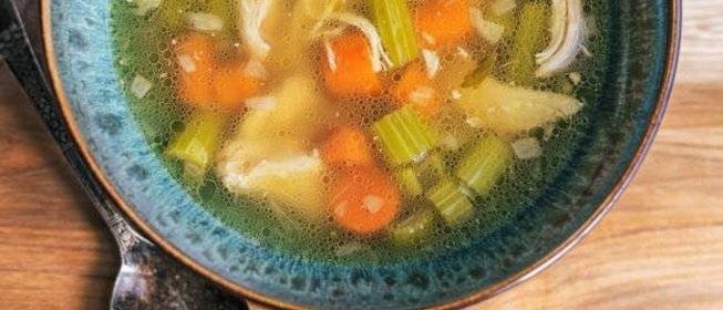 Легкий куриный суп с сельдереем