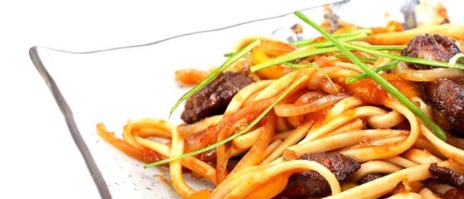 Говядина с чили, бобовыми проростками, красным луком и лаймом