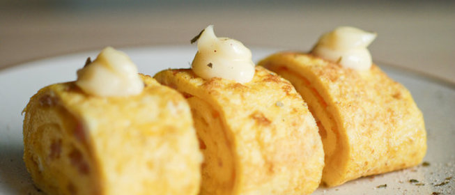 Рулетики из омлета с беконом и грибами