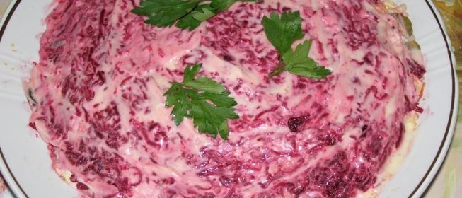 Салат с куриной печенью солеными огурцами со свеклой