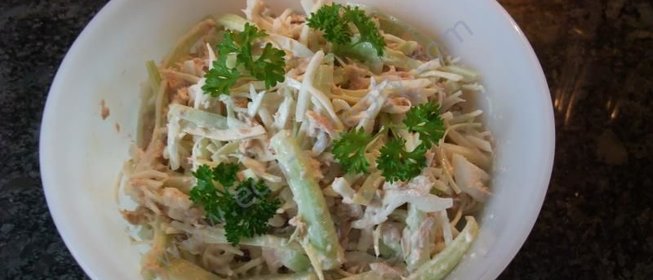 Салат с тунцом консервированным огурцом и капустой