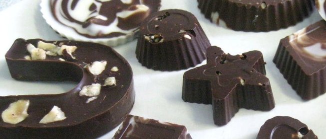 Шоколадные конфеты с брусникой и фундуком