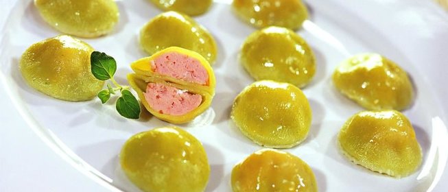 Зеленые пельмени с лососем