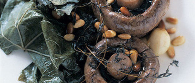 Тосты с грибами, запеченными в виноградных листьях