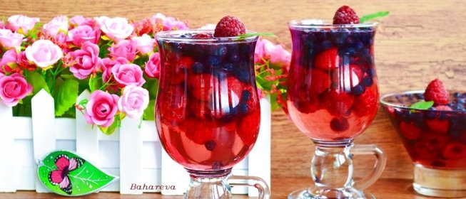 Ягоды в малиновом желе.