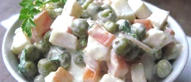 Салат с кальмарами и горошком