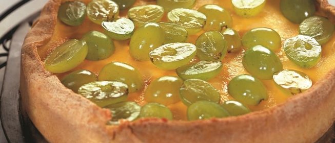 Торт с яичным кремом и виноградом