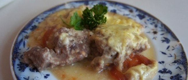 Свинина под соусом бешамель
