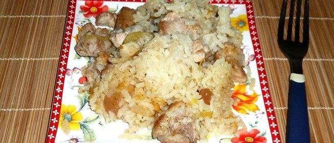 Рисовая каша с жареным луком и свининой