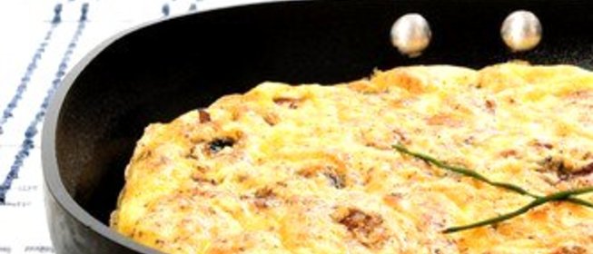 Омлет с куриной печенью и помидорами