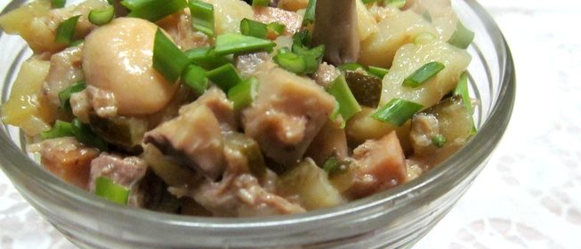 Фасолевый салат с курицей и грибами