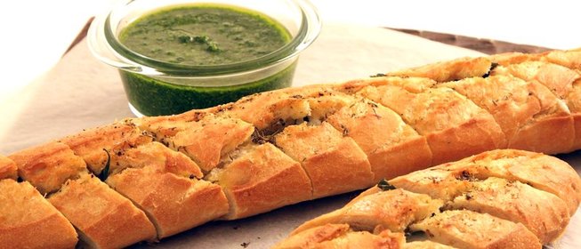 Багет с моцареллой и песто