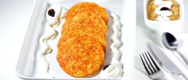 Сладкие картофельные оладьи с яблочным соусом