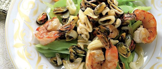 Салат с морским коктейлем под соусом сабайон с карри