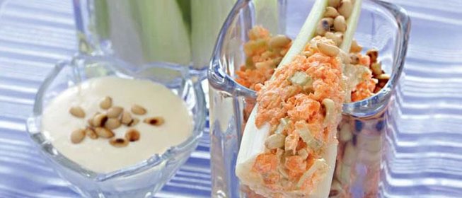 Легкая закуска на черешках сельдерея