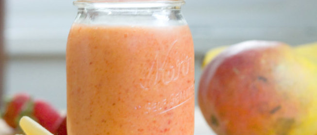 Йогуртовый смузи с клубникой и манго