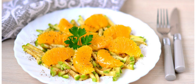 Салат с курицей, огурцами и бананами