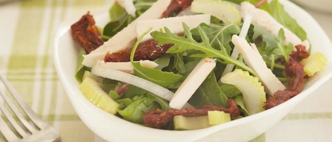 Салат с куриным филе и вялеными помидорами