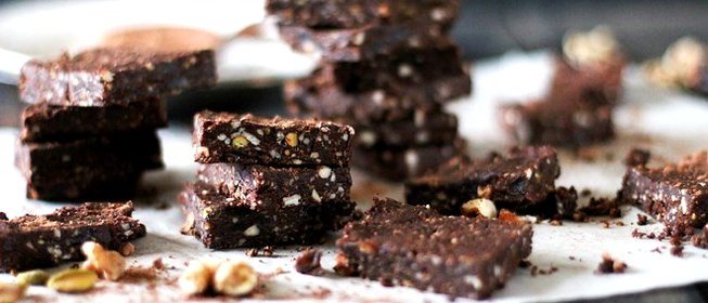 Сыроедческий брауни с кусочками какао-бобов