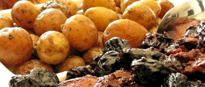 Свинина, печенная с картофелем и черносливом