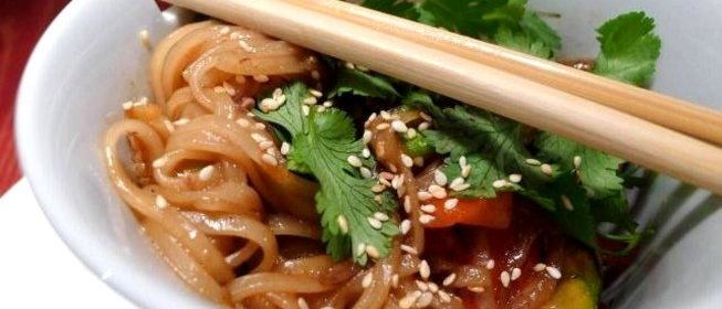 Рисовая лапша с курицей и овощами