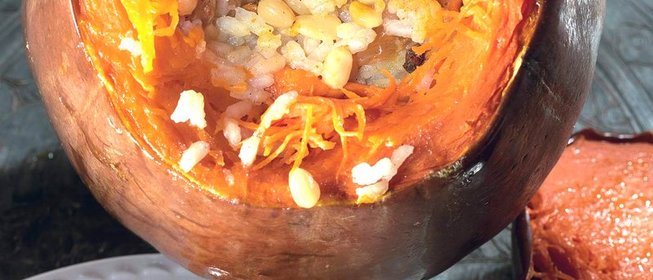 Тыква, фаршированная сладким пловом