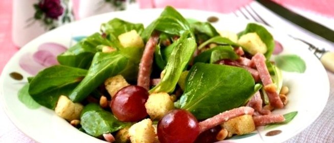 Салат с корном, сервелатом и виноградом