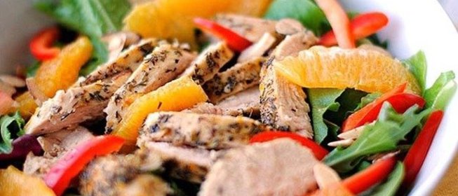 Салат с куриной грудкой, рукколой и апельсином