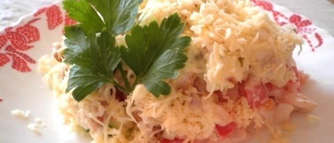 Салат с куриным филе, сухариками и овощами