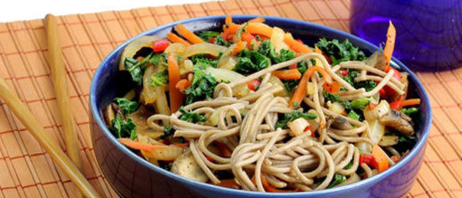 Гречневая лапша с хрустящими овощами и соевым соусом