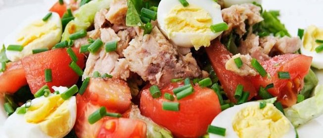 Салат с тунцом и помидорами