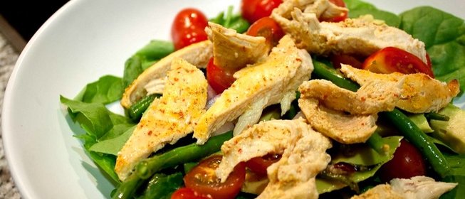 Салат с курицей и зеленью