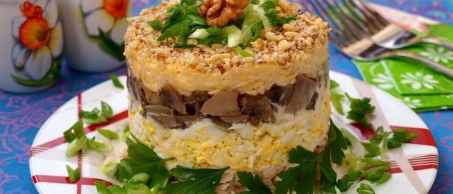 Слоёный салат с курицей, орехами, сыром и грибами