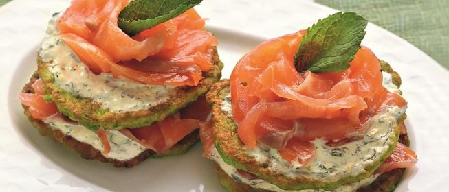 Гороховые оладьи с копченым лососем