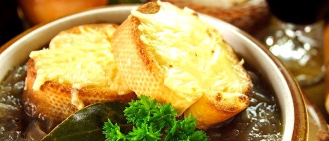 Французский луковый суп с красным вином