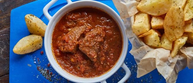 Кокинисто - говядина тушеная с томатами и картофелем по-деревенски