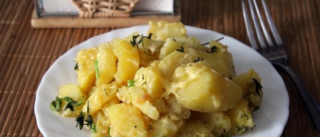Картофель тушеный в молоке с сыром и зеленью