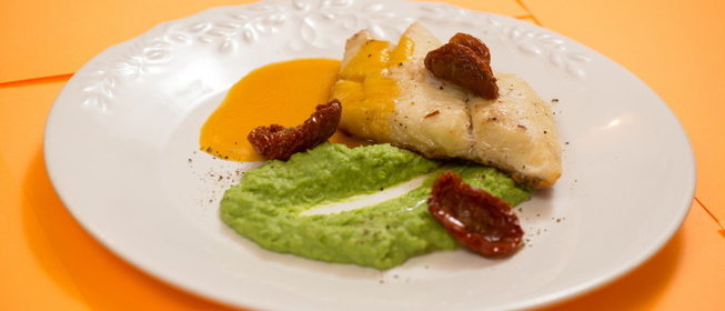 Салат с курицей и авокадо