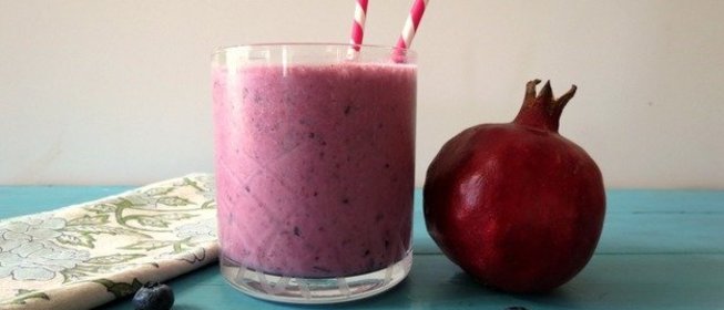 Смузи с черникой и гранатом