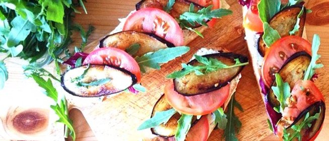 Багет с овощами, творожным сыром и рукколой