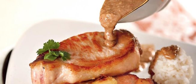 Свинина с бананом и арахисовым соусом