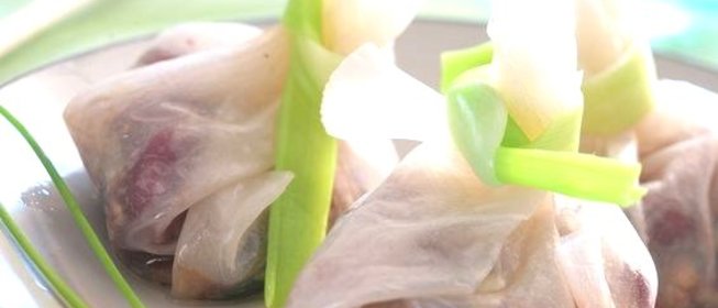 Мешочки с курицей в сладком соусе с орехами