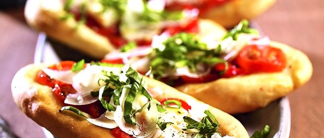 Пицца с томатами и козьим сыром