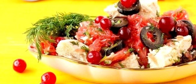 Салат с курицей, грейпфрутом и клюквой