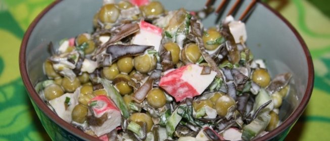 Салат из морской капусты с зеленым горошком, плавленым сыром и крабовыми палочками