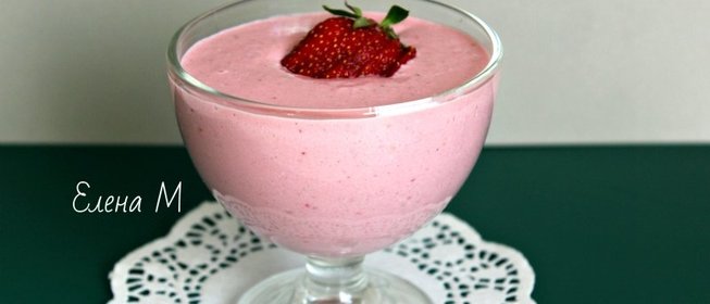 Клубничный смузи с творогом и овсяными хлопьями