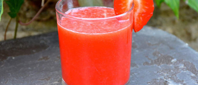 Витаминный сок из ананаса и ягод