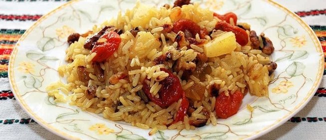 Постная рисовая каша с сухофруктами